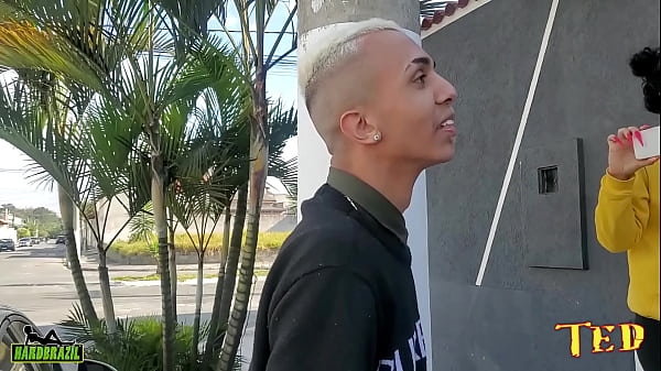 Será que Joao Grilo irá resistir aos encantos de Elisa Sanches na carona pelas ruas da cidade?