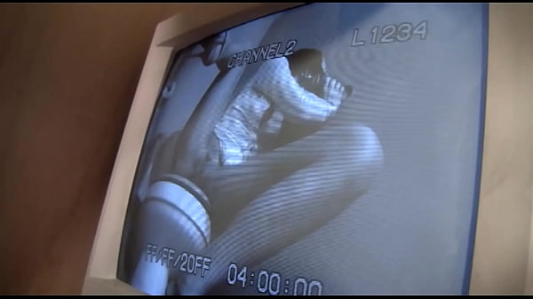 Garotas se masturbam no banheiro também, e essa chupa um pau de gloryhole