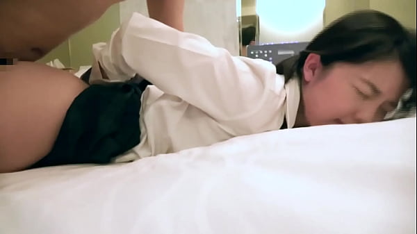 ちっぱい激カワセフレと制服着たままツンデレSEXの動画！最初は「イヤよ」だったけどやっぱりおじさんのチ〇ポは…