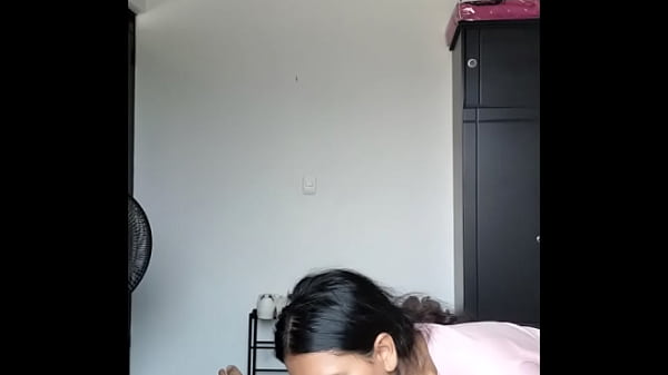 mi cuñado se encuentra en su siesta y yo entro a montar en su gran polla