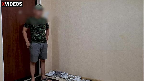 A beautiful stepmother rolled a pizza delivery man's dick in her cunt before her husband's arrival
