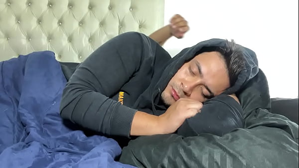 Padrastro se confunde y le come el culo a pelo a su hijastro pensando que era el de su esposa casi los descubren