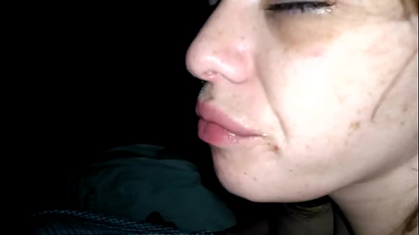 Prostituta chupa o pênis avidamente