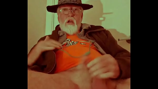 Nagy farú férfi hatalmas fasszal játszik