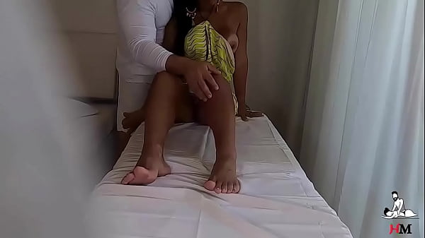 Gostosa sai escondida do marido e fode com massagista durante sessão de massagem tântrica