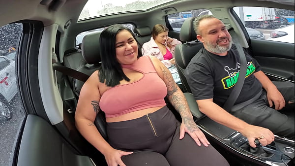 Alessandra Lopes com sua bunda imensa faz sua estreia nas ruas da cidade dando aquela mamada