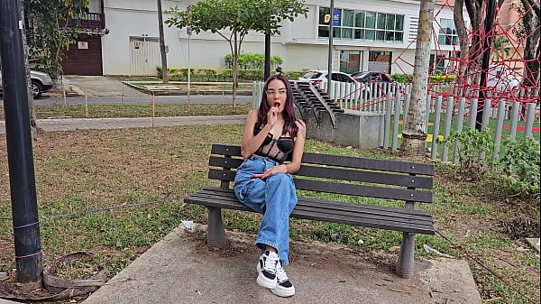 Me follo a mi vecina del parque cuando su marido sale a trabajar