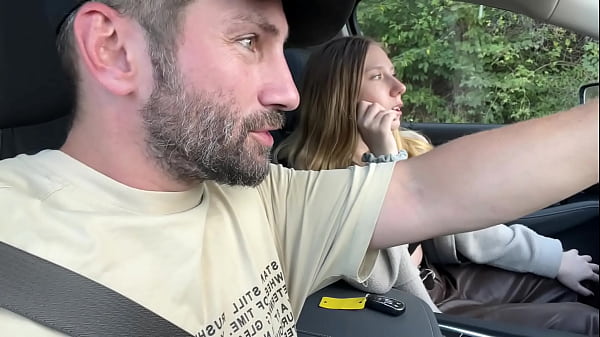 Pegamos um cara bonitinho e novinho na estrada e transamos com ele com minha namorada