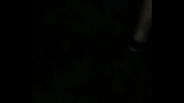 mijando lá fora com creampie no final