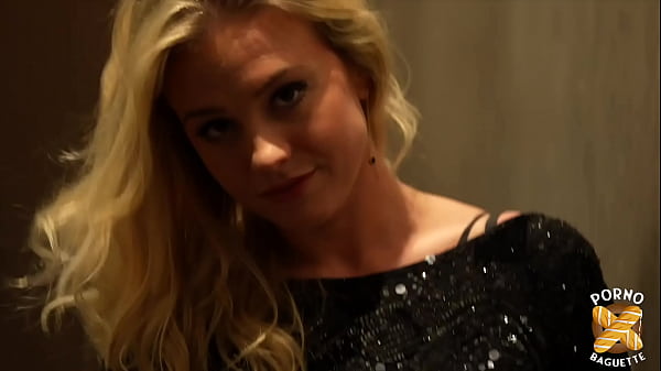 La blondinette Alice se fait prendre par une grosse bite !