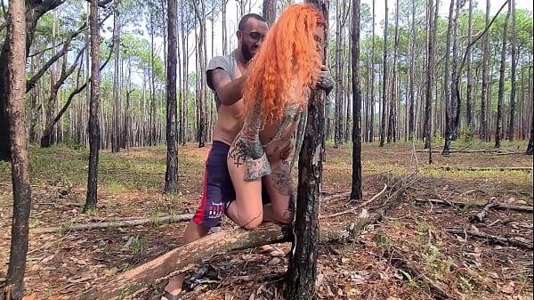 Ruiva gostosa fazendo exibicionismo na trilha que acaba em sexo ao ar livre ** Completo no RED