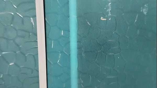 Entro al baño cuando mi hermanastra se esta duchando y me la follo