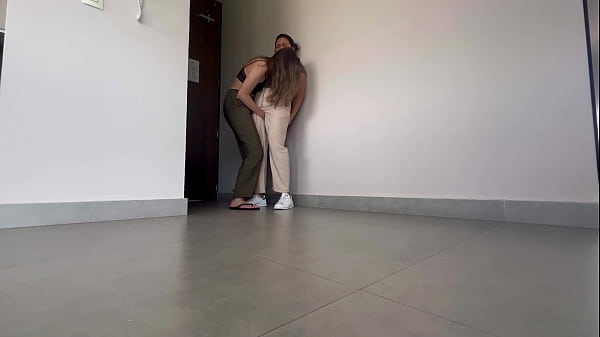 A mi compañera del trabajo le encanta tener orgasmos en el pasillo del hotel!!