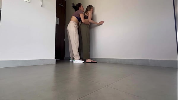 A mi compañera del trabajo le encanta tener orgasmos en el pasillo del hotel!!