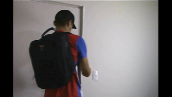 Depois de um longo dia de faculdade , o estudante dotado foi tomar um banho e dar uma gozada