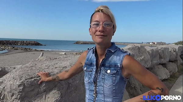 Cheyenne, milf sexy, adore la sodomie en plein air