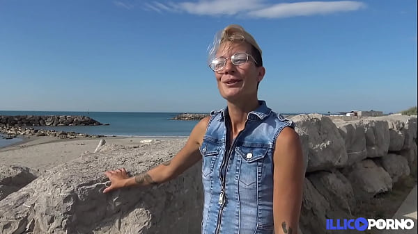Cheyenne, milf sexy, adore la sodomie en plein air