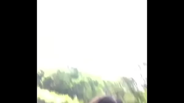 M amiga mostrando el culo en el rio