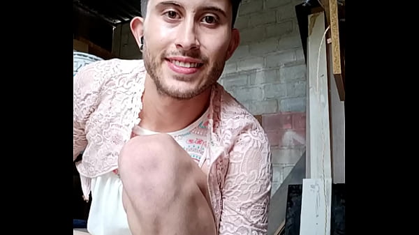 Luisa bell linda perrita blanca en vestido y zapatillas mostrando todo el culo