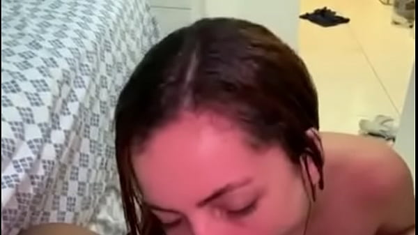 Negrão tarado, veio concertar o ar e acabou comendo meu cuzinho na poltrona, empinei o rabo e, ele socou tudinho.