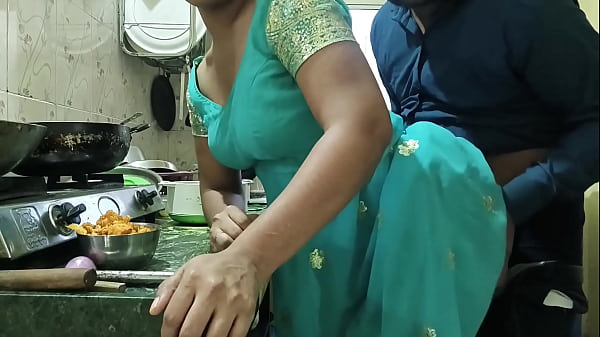 काम से आकर खाना बना रही थी भाभी तो उसका देवर आया और कहा भाभी जी मुझे चोदना है चूत दोगी क्या हिंदी ऑडियो