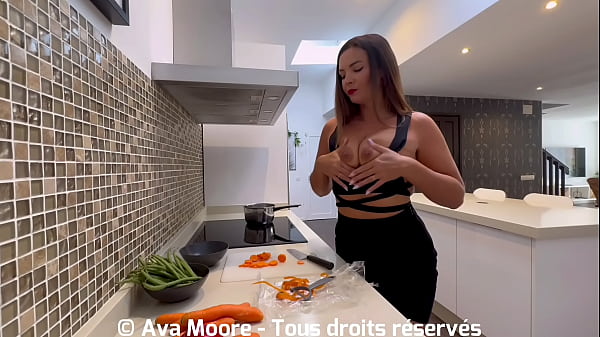 KITCHEN FUCK ! Une Enorme bite me Baise la chatte sur le plan de travail et je finis le visage rempli de sperme. Bon appétit!