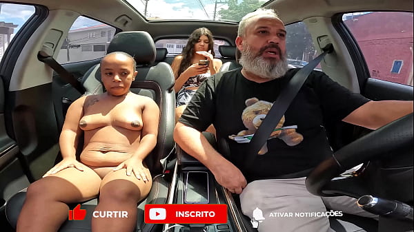 Anâzinha do Mau peladinha no carro e aprontando pelas ruas de São Paulo