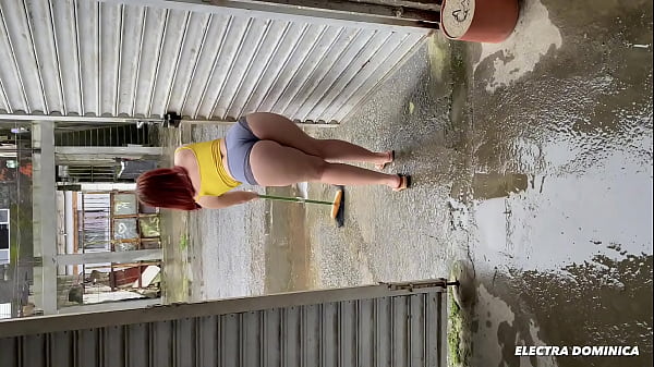 Contratei essa empregada para ajudar na obra, ela é muito safada, deixa todo mundo babando de tesão, essa bunda é incrível pessoalmente