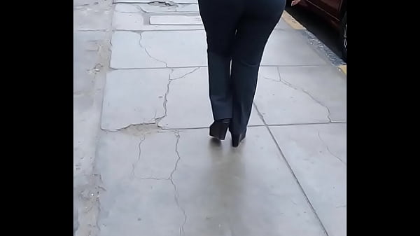 mature culona walking Thumbnail