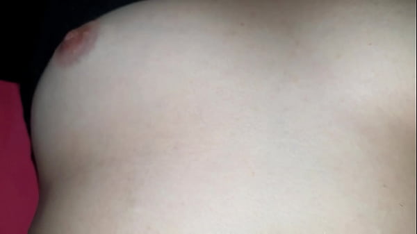 Depois da festa, tirei sua roupa, fodi sua buceta molhada, ela gozou no meu pau e enchi ela de porra. Fiz o creampie e não parei de foder.