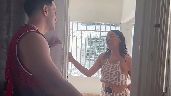 MINHA VIZINHA SEXY PERDE AS CHAVES DE CASA E ME PEDE PARA DEIXÁ-LA DESCANSAR NA MINHA CASA ENQUANTO ALGUÉM CHEGA, EU ABRO A PORTA PARA ELA E A FODO COM FORÇA - PORNOGRAFIA CASEIRA