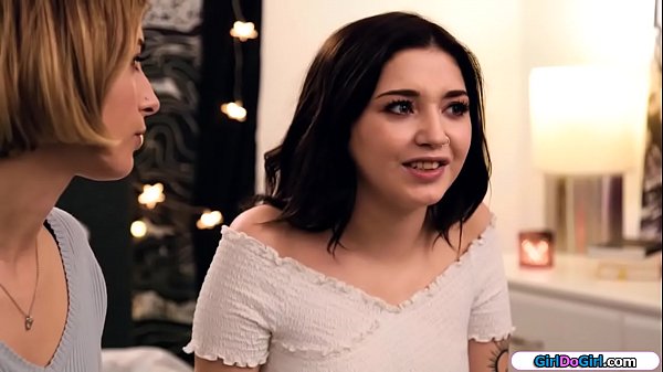 Blonde gives her stepsis her first lick