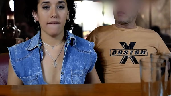 Filmo a mi esposa haciendo una mamada a su amigo en el bar