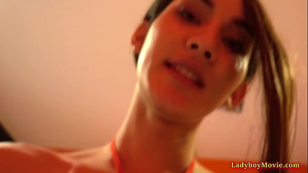 A punheta e ação anal sem sela com Ladyboy Prem