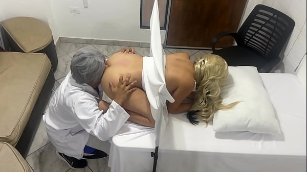Hermosa Mujer Se Viene a Chorros en su Consulta Con el Ginecólogo No Pudo Aguantar las Técnicas del Doctor Pervertido