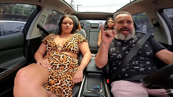 Novinha iniciante tira tudo e paga boquete no carro no meio do transito - Maria Bittencourt