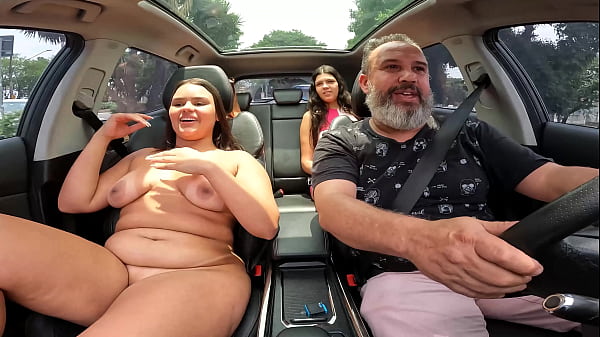 Novinha iniciante tira tudo e paga boquete no carro no meio do transito - Maria Bittencourt