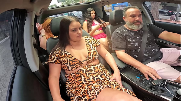 Novinha iniciante tira tudo e paga boquete no carro no meio do transito - Maria Bittencourt