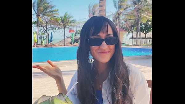 Seksige mooie meid en kokosnoot. Poolside sexy alert!