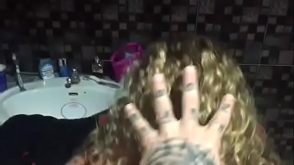 Je me fais prendre mon petit cul dans la salle de bain !