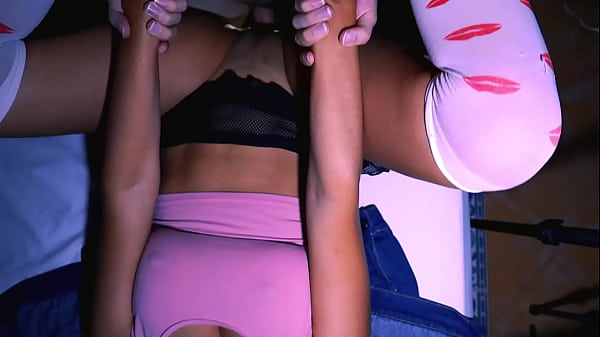 A vizinha gostosa seduz o entregador de pizza na casa dela, enquanto o marido está no trabalho, e ele foge quando o marido chega ao quarto dela