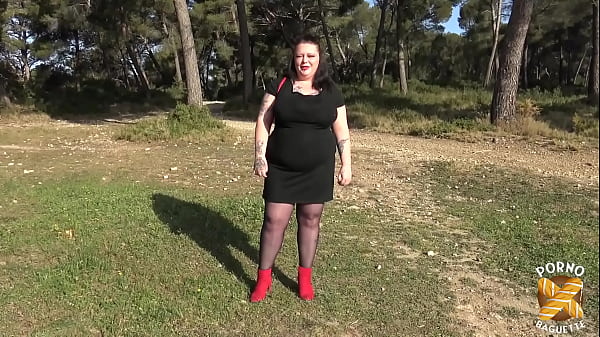 Jade, coquine aux gros seins, est fan de sodomie