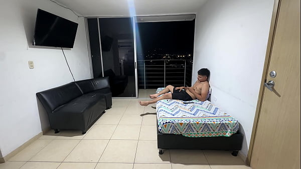 Invito a mi culona latina hermanastra a ver una pelicula pero el televisor no sirve asi que para des aburrirnos le meto mi enorme y rica polla en su estrecho culo hasta darle toda mi rica leche.