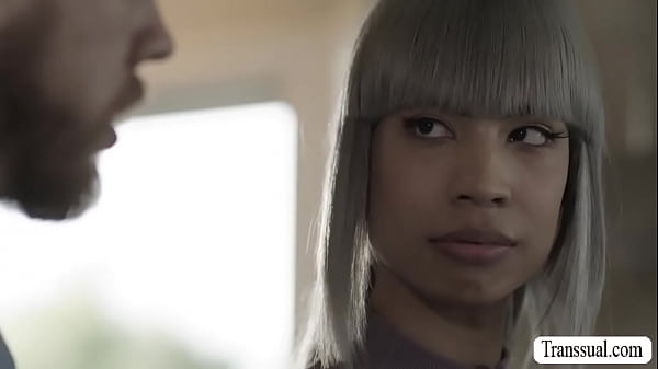 Ash cabelos grisalhos TS fica analisado na cozinha