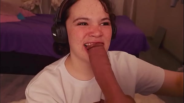 Gordita en webcam tragando un consolador (chery lady22)