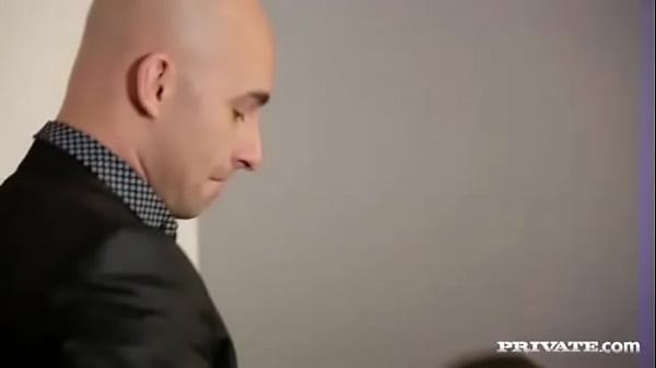 Billie é punida pelo chefe com sexo anal intenso