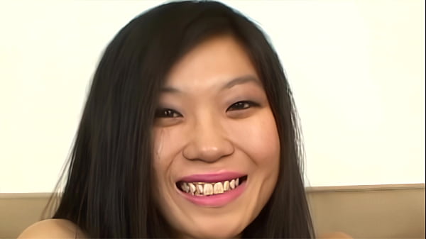 Leandra Lee pode esticar sua buceta apertada em torno de um pau enorme e engolir porra