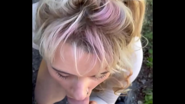 Vídeo compilado de uma linda prostituta recebendo muita porra na boca.