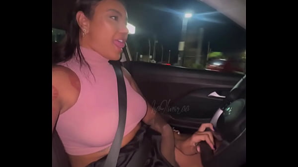 Travesti masturbando seu pau enorme com muito leite em publico