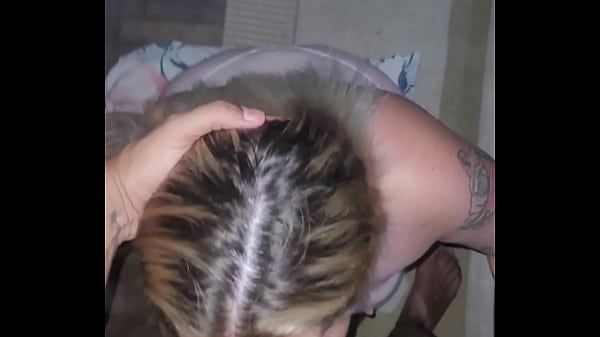 Putita la chupa toda y recibe toda la leche en la cara